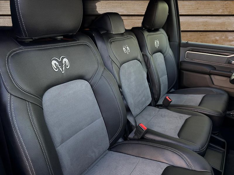 Dodge RAM (2022) +WINCHER+ROUGH COUNTRY+6 míst+ - fotka 13 z 23