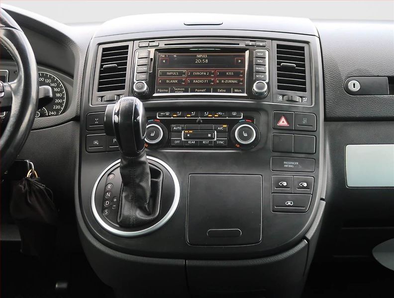 Volkswagen Multivan (2013) Highline 2.0 TDI 4Motion, ČR - fotka 12 z 24