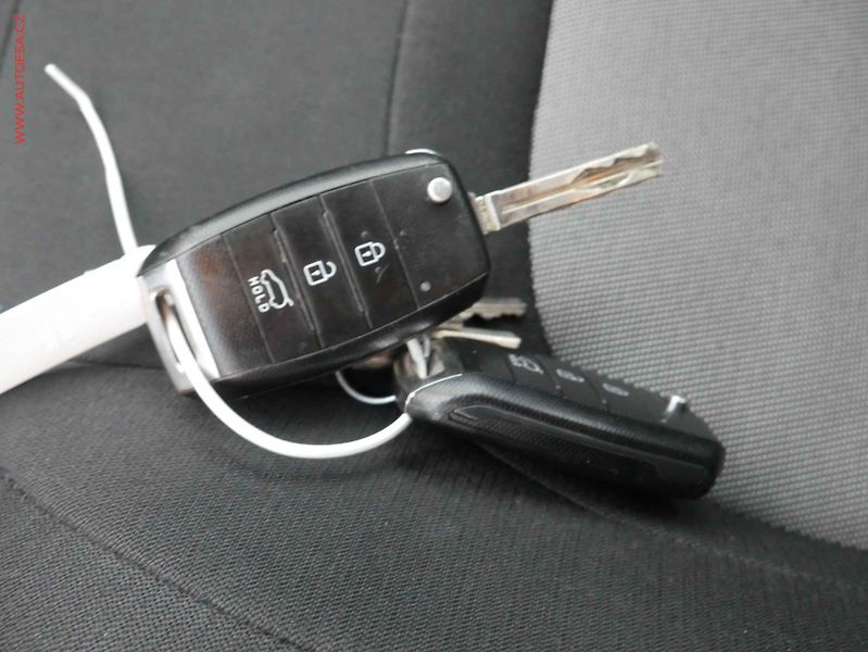 Kia Ceed (2014) 1.6 CRDi, AC, temp - fotka 17 z 17