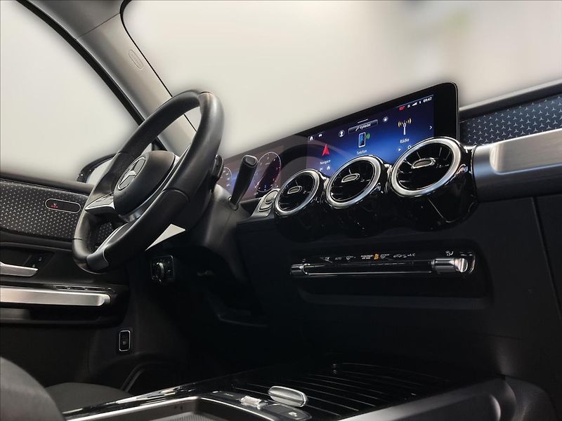 Mercedes-Benz GLB 200 d 4MATIC - fotka 16 z 22