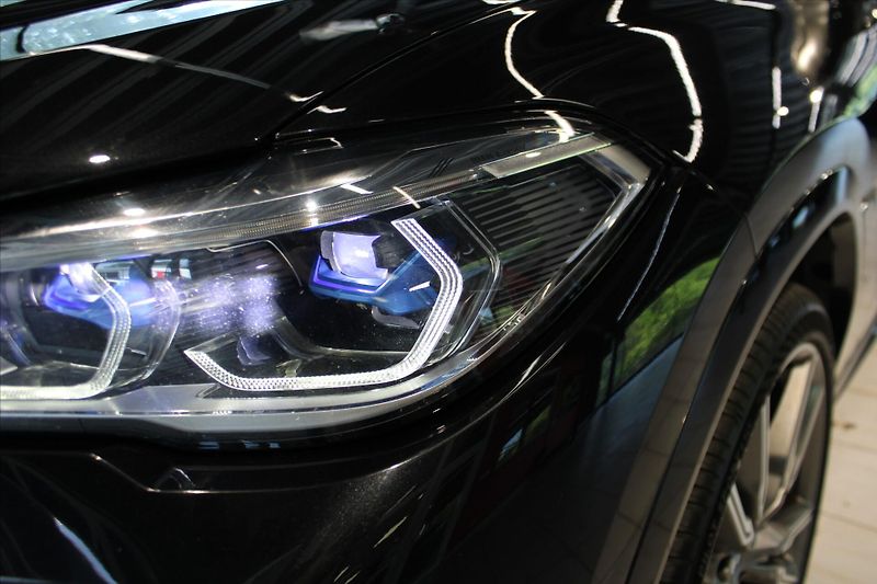 BMW X6 M50i xDrive adLED/360°/H&K - fotka 11 z 47