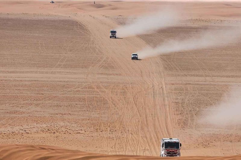 Účastníci Rallye Dakar zdolávají obrovské duny