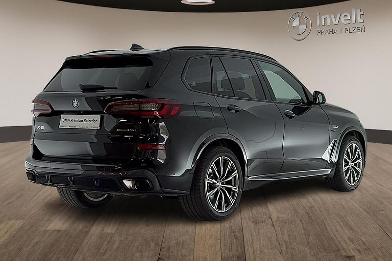 BMW X5 xDrive45e - fotka 3 z 26