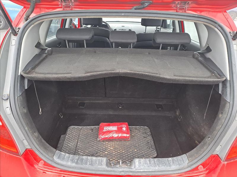 Hyundai i30 1,4 i - fotka 13 z 13