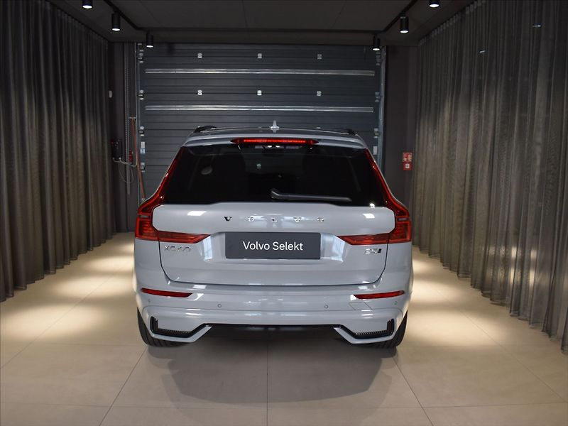 Volvo XC60 2,0 B5 AWD Ultra B&W,Pano,BLIS - fotka 5 z 25