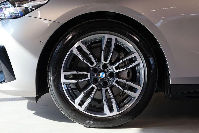 BMW Řada 5 540d xDrive, Bowers, Ventilace - fotka 13 z 34