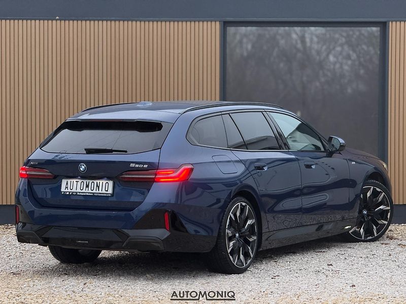 BMW Řada 5 (2025) 550e xDrive Touring M Sport - fotka 2 z 34
