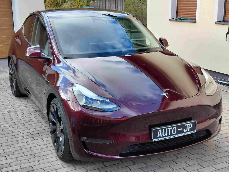 Tesla Model Y AWD PERFORMANCE - fotka 2 z 11