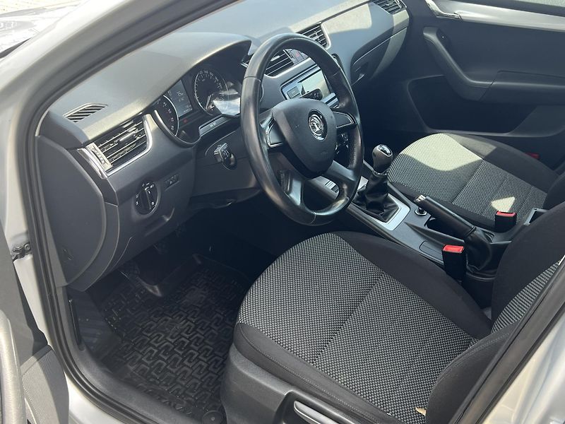 Škoda Octavia (2014) 1,6TDi CR 77kW AMBITION - fotka 9 z 33