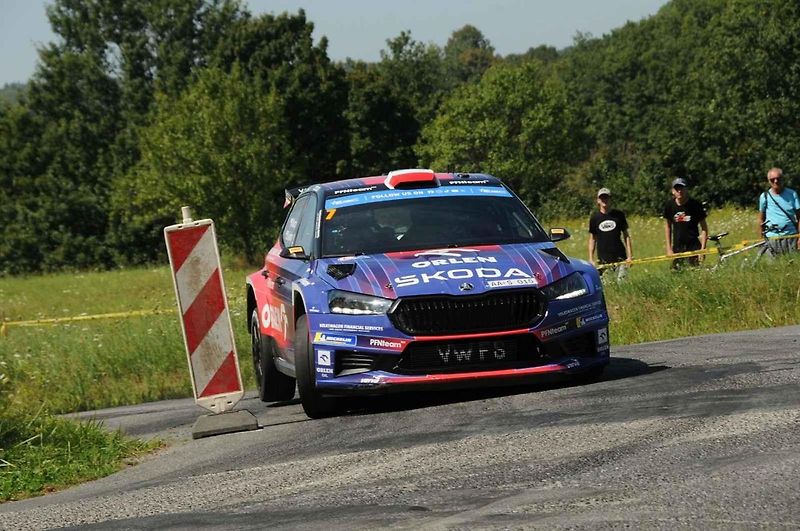 V rámci přípravy na víkendový 53. ročník Barum Czech Rally Zlín absolvovala třicítka pilotů úterní test na trati Ludkovice - Biskupice.