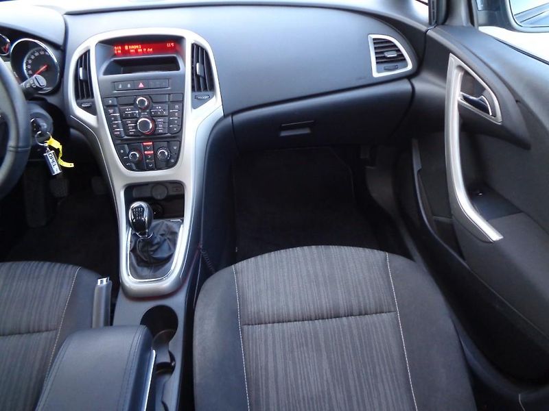 Opel Astra 1.7 TDCi Sports Tourer 81 kW - fotka 16 z 23