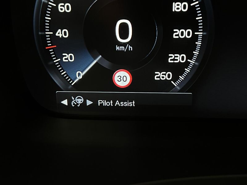 Volvo S90 D5 AWD R-DESIGN AUT - fotka 26 z 41
