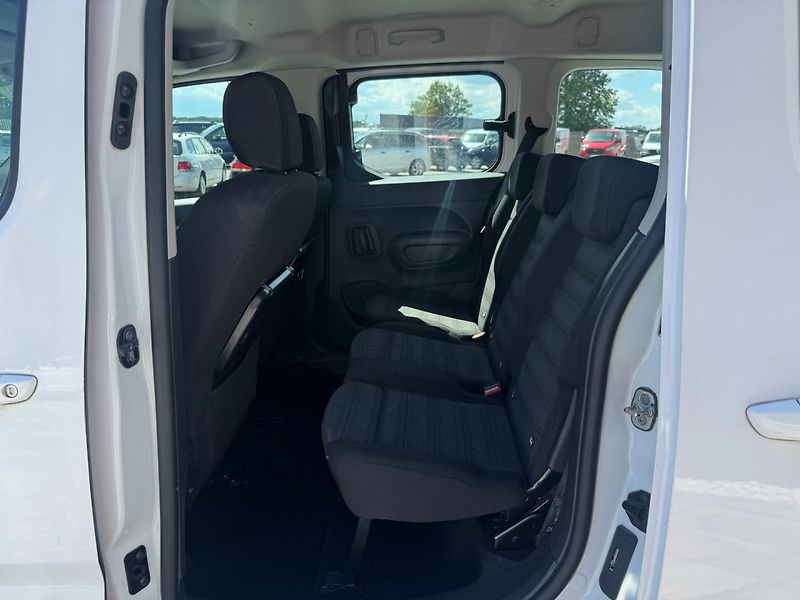 Opel Combo (2021) 1,2i 81 KW 7Míst L2 - fotka 12 z 30