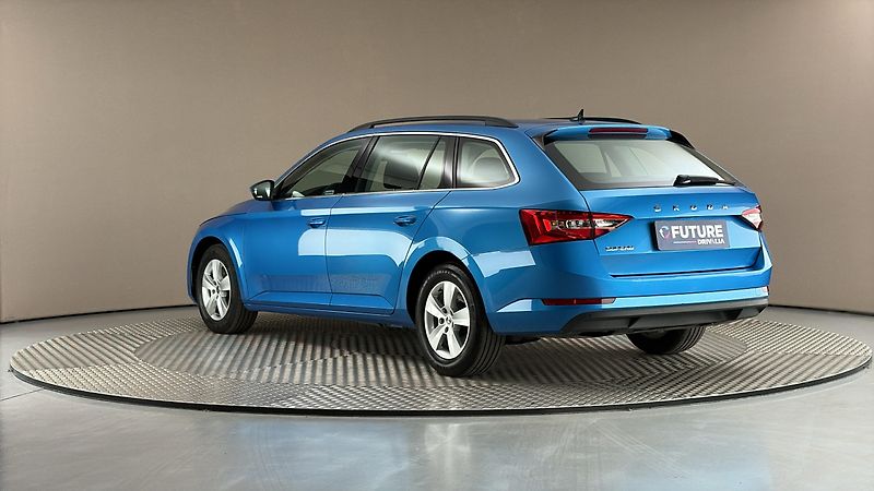 Škoda Superb 2.0 TDI Ambition Combi - fotka 2 z 24