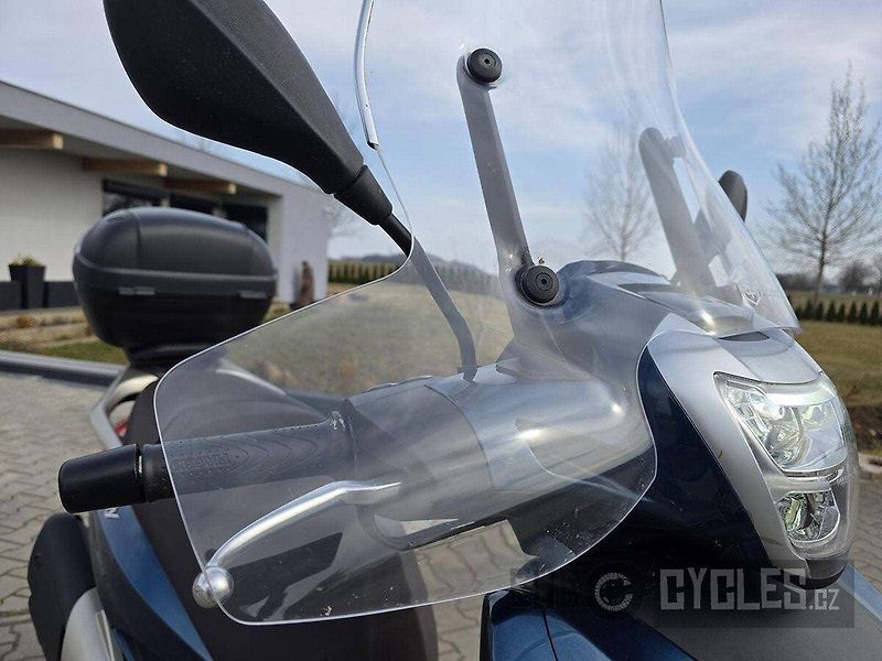 Piaggio Beverly 400 (2022) - fotka 12 z 17