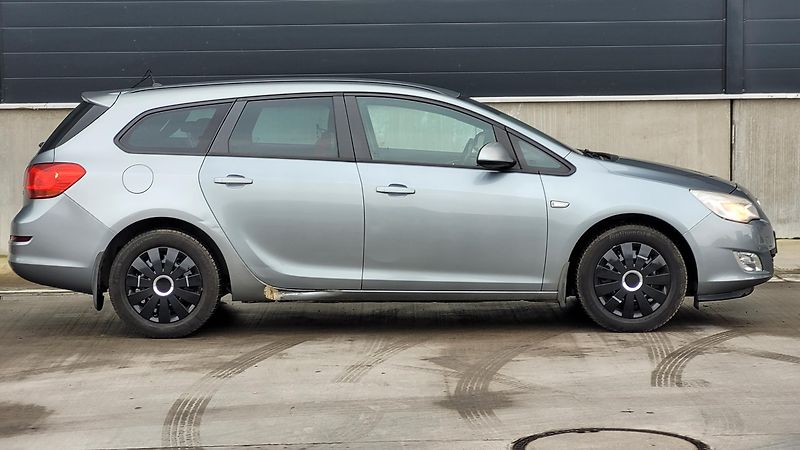 Opel Astra (2012) 1,7 CDTI 92KW - fotka 8 z 17