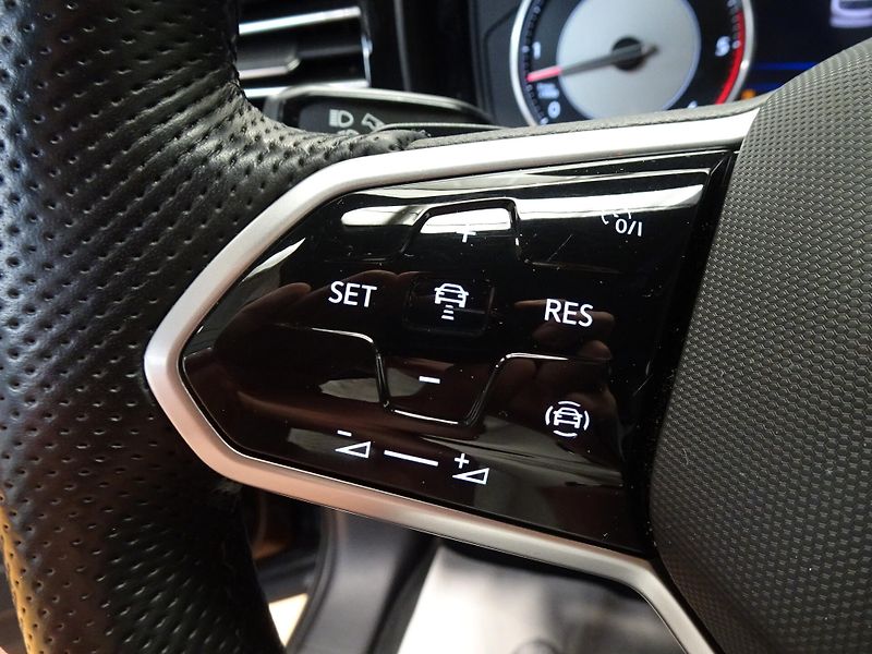Volkswagen Touareg R-Line 3.0 TDI Tiptronic - fotka 9 z 15