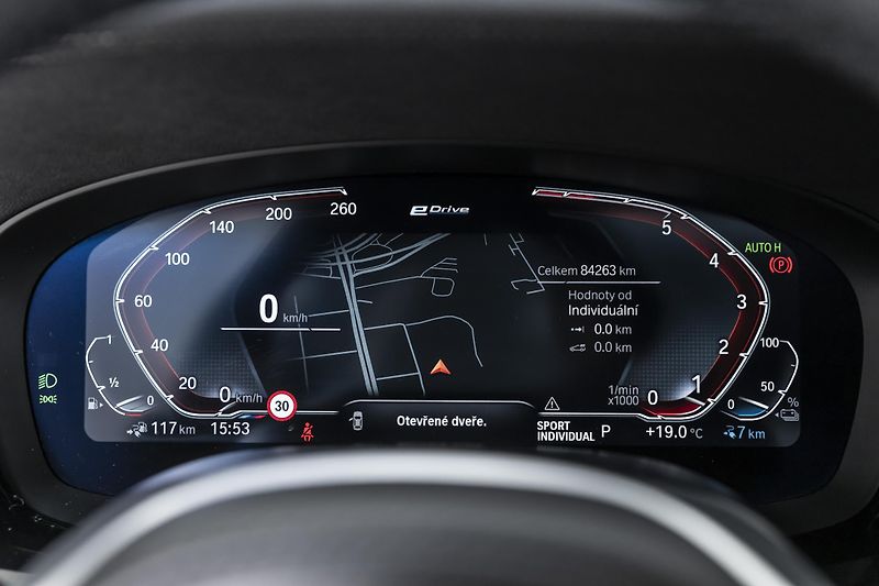 BMW Řada 5 545e xDrive Msport*1.majitel - fotka 28 z 38