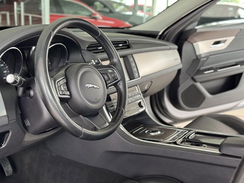 Jaguar XF 20d AUT*Panorama*Distronic - fotka 11 z 43
