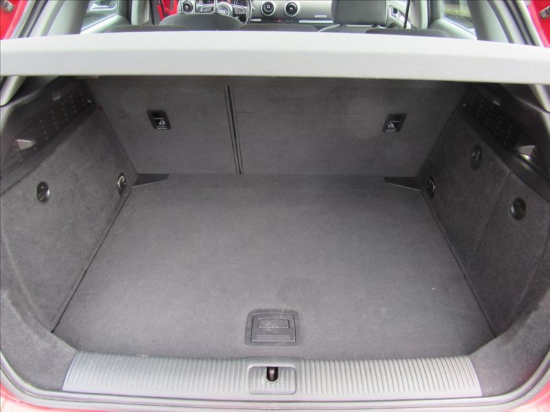 Audi A3 1,6 TDI 81kW Sportback Automat - fotka 26 z 31