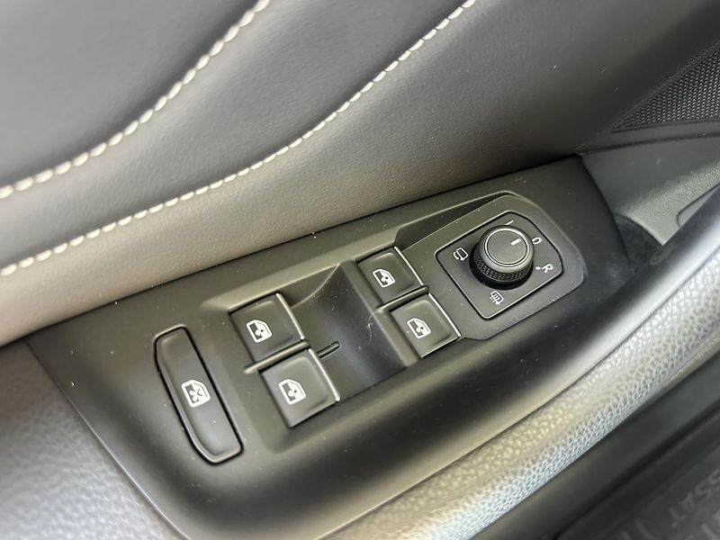 Volkswagen Passat Variant 2.0 TDI DSG R-Line 4Motion - fotka 20 z 34