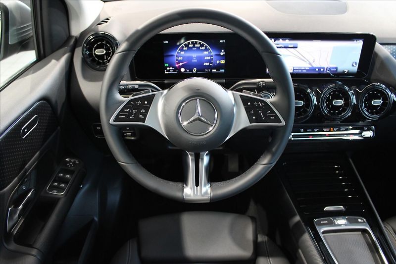 Mercedes-Benz Třídy B 180 MBUX / 1000km / DPH / LED - fotka 14 z 32