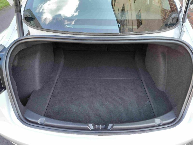 Tesla Model 3 RWD LED ACC 18ALU NAVI SOH 92% - fotka 13 z 17