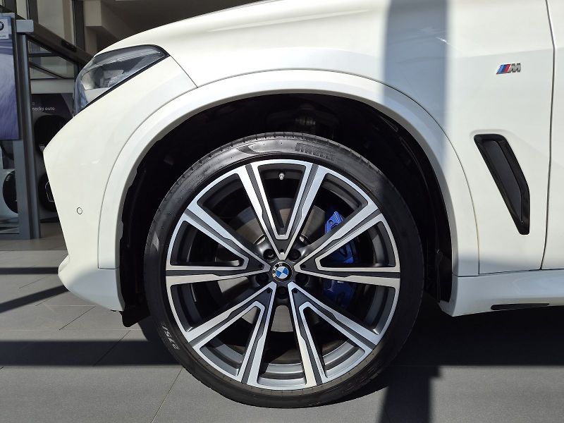 BMW X5 xDrive40i - fotka 4 z 33