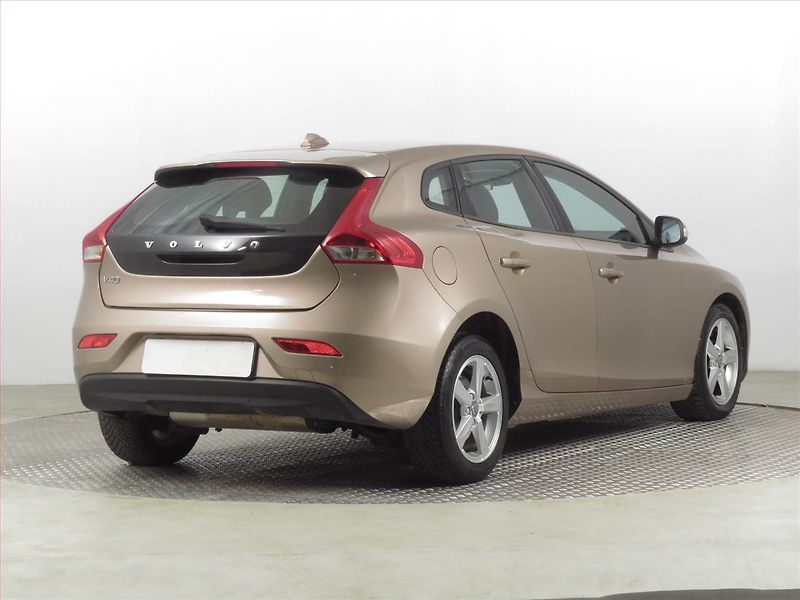 Volvo V40 (2016) 1.5 T2, Automat, Navi, Xenony - fotka 5 z 21