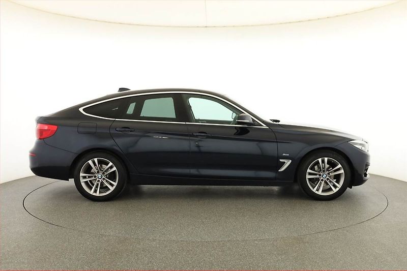 BMW Řada 3 (2018) Sport Line 320d xDrive GT - fotka 6 z 18