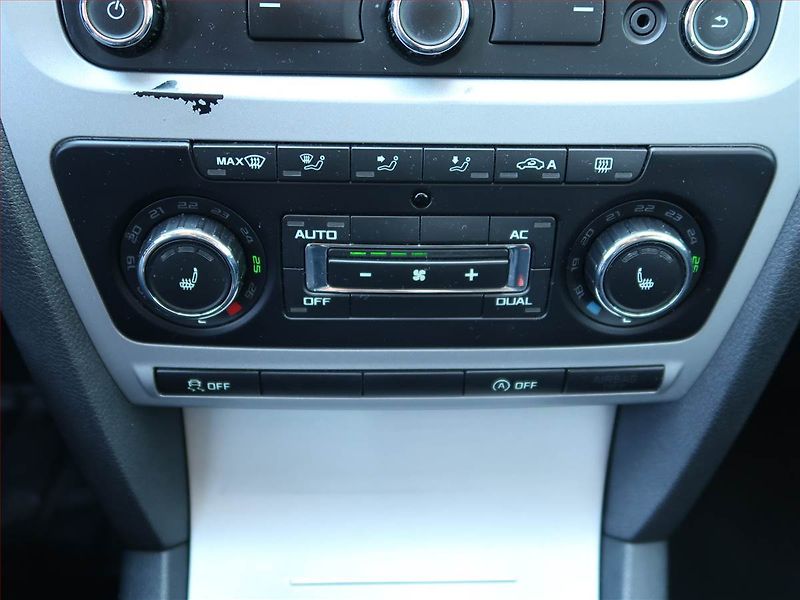 Škoda Octavia (2012) Ambiente 1.6 TDI, Navi - fotka 15 z 17