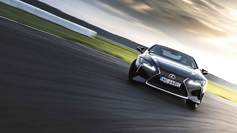 Interiér upraveného Nissanu GT-R.