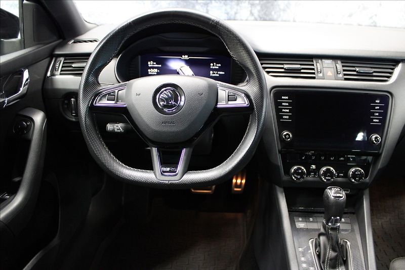 Škoda Octavia 2,0 TDI RS 4x4 DSG TOP VIRTUAL - fotka 22 z 38