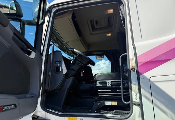Scania (2015) R 580 6x4 tahač + návěs MIX - fotka 16 z 18