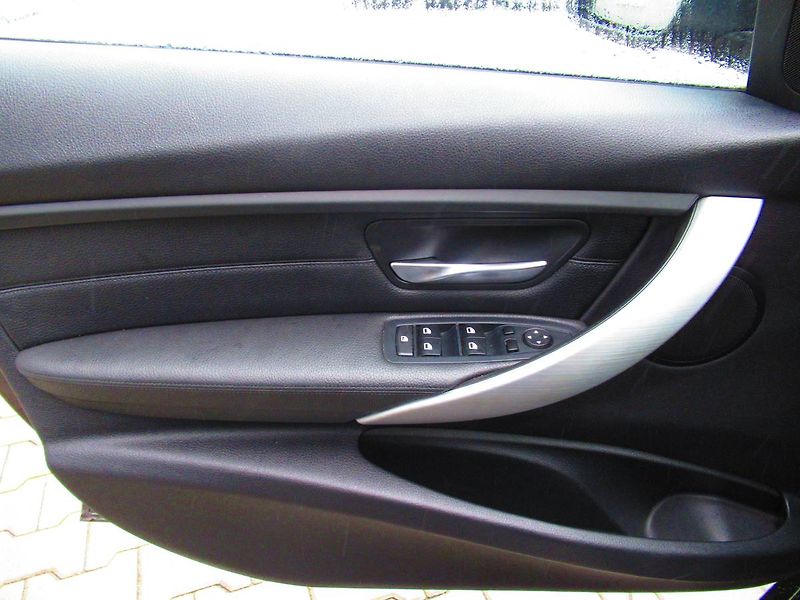 BMW Řada 3 (2013) 330d 190KW xDrive! - fotka 21 z 26