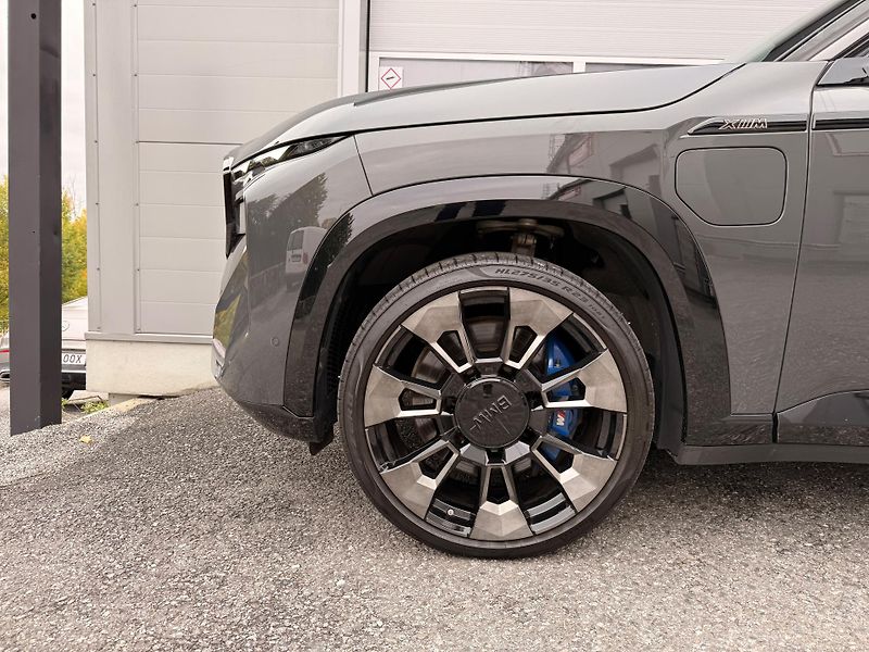 BMW XM (2023) BMW XM V8 480kW - fotka 12 z 17