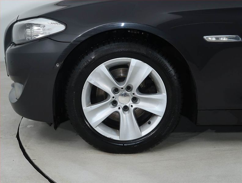 BMW Řada 5 (2013) 520d, Automat, Navi, Xenony - fotka 15 z 27