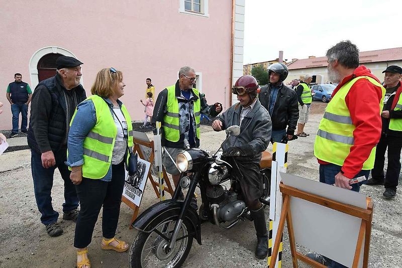 Na oblíbenou vyjížďku veteránů Po pašeráckých stezkách vyrazili řidiči se svými skvosty navzdory nepřízni počasí.