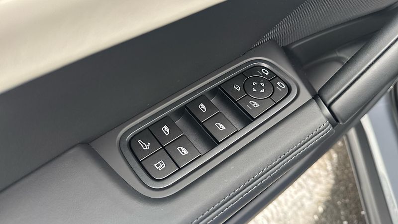Porsche Cayenne (2026) E-Hybrid - fotka 27 z 30