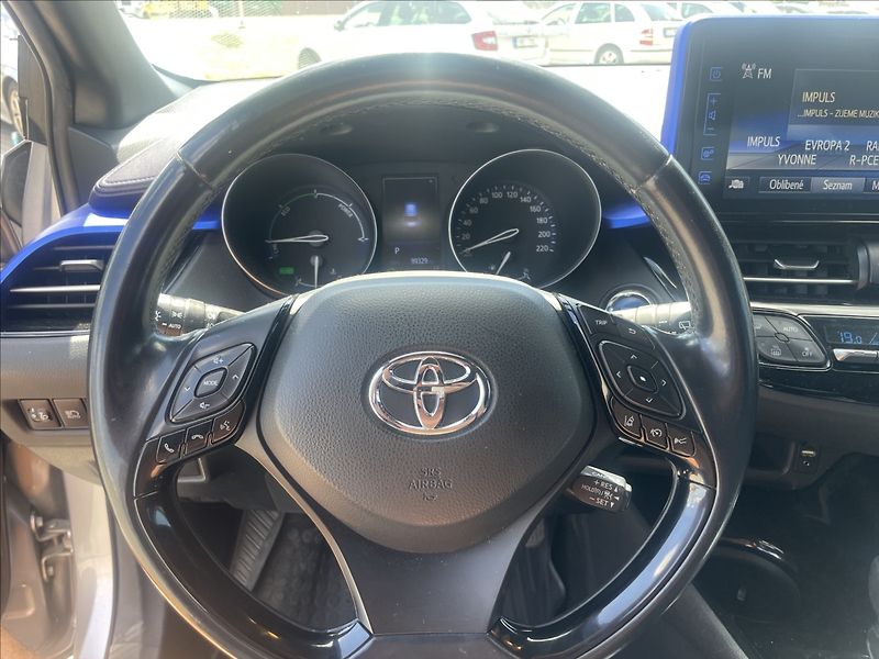 Toyota C-HR 1,8 i 73kw Hybrid e-CVT - fotka 15 z 34