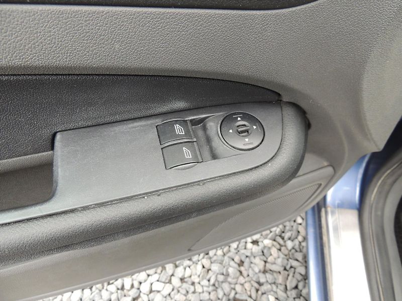 Ford Focus (2006) 1,6TDCi,80kw,Combi,klima - fotka 29 z 30