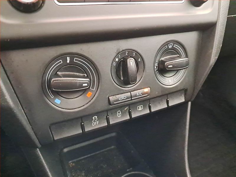 Škoda Rapid (2015) Spaceback 1.2 TSI, ČR,1.maj - fotka 13 z 16