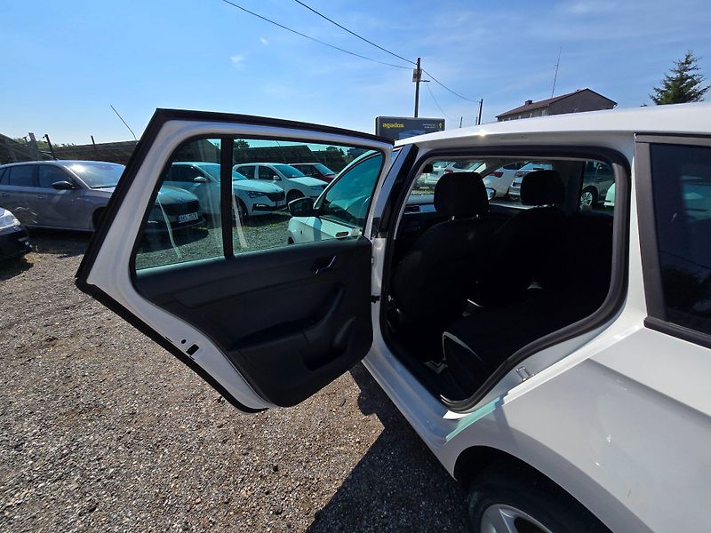 Škoda Rapid (2014) 1.6 TDi 66kw Elegance DSG,nová - fotka 11 z 23