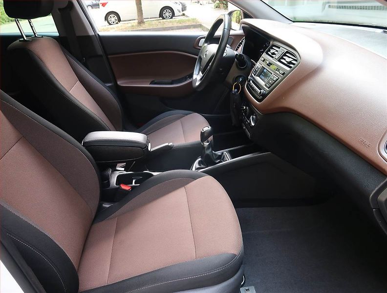 Hyundai i20 (2016) 1.2, LPG, Park. senzory - fotka 9 z 15