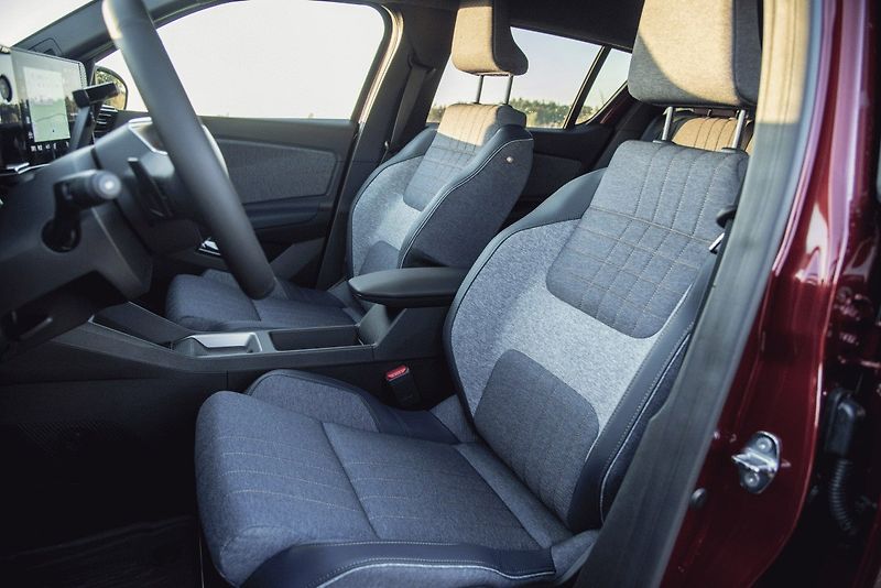 Renault 4 E-TECH (2025) Techno 150 k comfort range - fotka 24 z 30