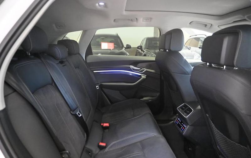 Audi Q8 e-tron 55 Q 360k Pano Tažné BLIS - fotka 15 z 27