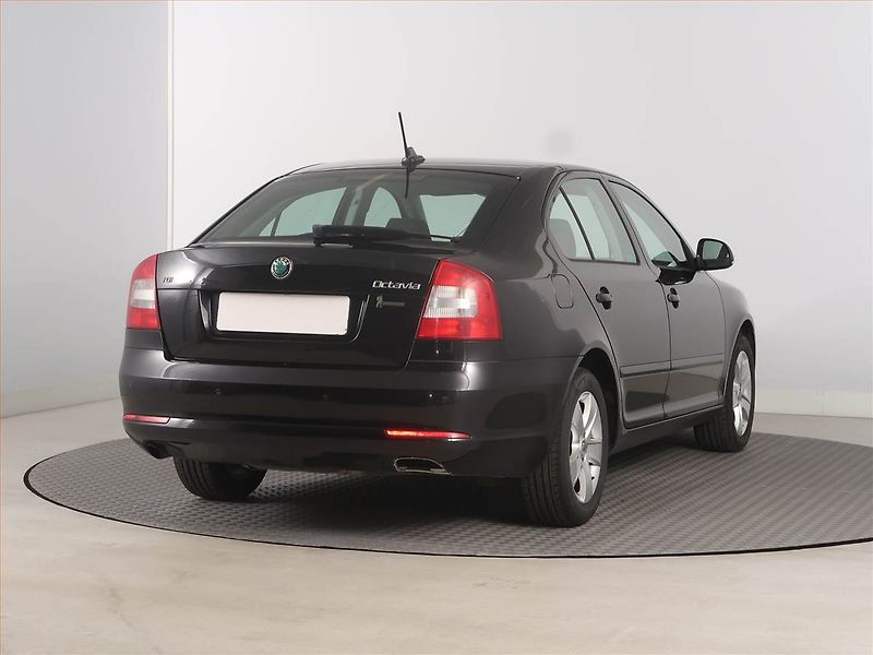 Škoda Octavia (2011) 2.0 TDI, Automat, Navi, Xenony - fotka 5 z 17