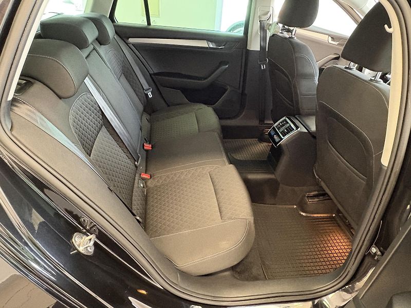 Škoda Superb Combi 1.6 TDI STYLE 88 kW M6F - fotka 21 z 30