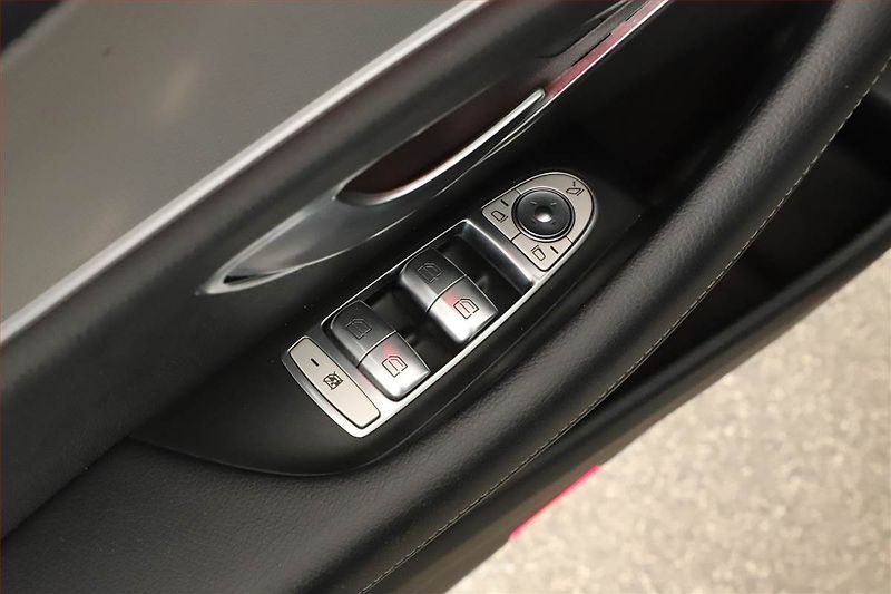 Mercedes-Benz Třídy E (2017) AMG Paket E 400 4MATIC - fotka 25 z 29