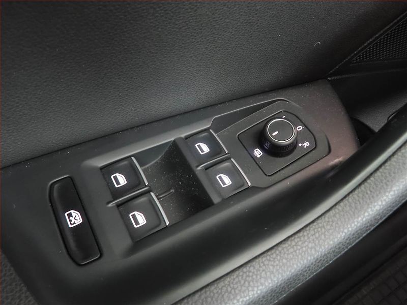Volkswagen Passat (2015) Highline 2.0 TDI, Kůže, Navi - fotka 17 z 17